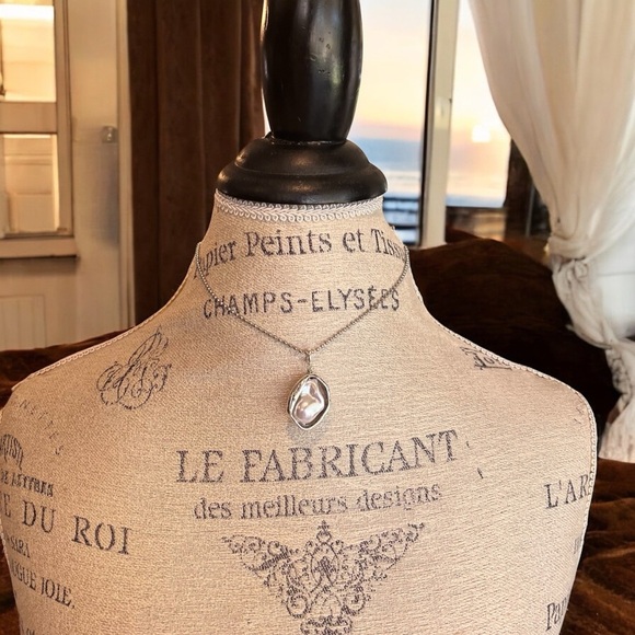 Silver toned Minimalist Necklace with an Iridescent Charm Baroque faux pearl - Picture 15 of 16